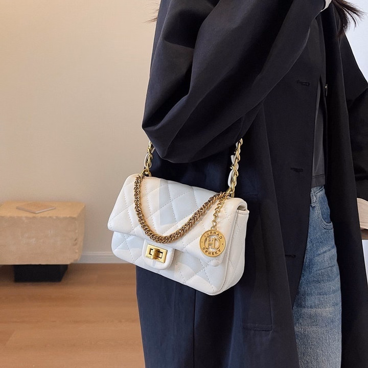 Túi Xách Nữ Da Pu Mềm Phối Xích Khóa Xoay Thiết Kế Ô Trầm Trám Thời Trang Pp577 - Pipi Store - Ảnh 5