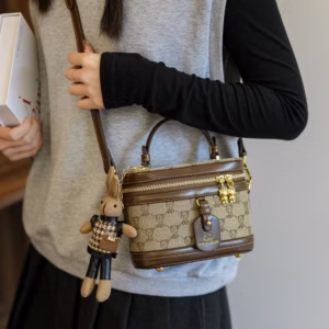 Túi Xách Nữ Túi Cốp Đeo Chéo Xách Tay Dáng Trụ Hoạ Tiết Gấu Tặng Kèm Gấu 58