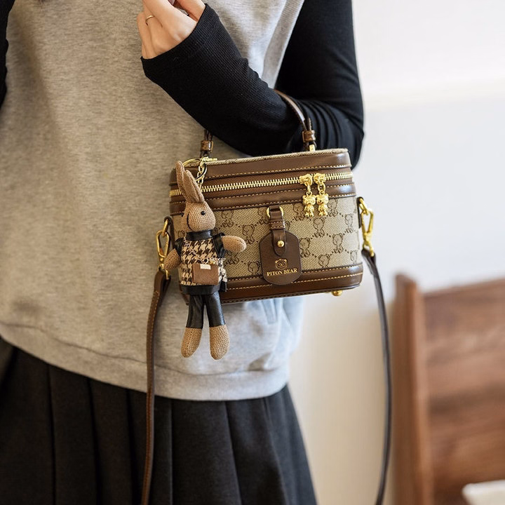 Túi Xách Nữ Túi Cốp Đeo Chéo Xách Tay Dáng Trụ Hoạ Tiết Gấu Tặng Kèm Gấu 58 - Ảnh 2