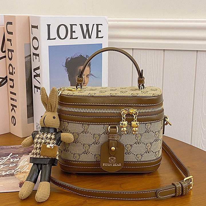 Túi Xách Nữ Túi Cốp Đeo Chéo Xách Tay Dáng Trụ Hoạ Tiết Gấu Tặng Kèm Gấu 58 - Ảnh 5