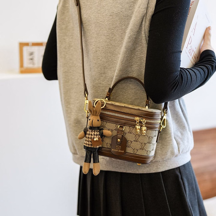 Túi Xách Nữ Túi Cốp Đeo Chéo Xách Tay Dáng Trụ Hoạ Tiết Gấu Tặng Kèm Gấu 58 - Ảnh 3