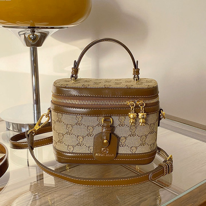 Túi Xách Nữ Túi Cốp Đeo Chéo Xách Tay Dáng Trụ Hoạ Tiết Gấu Tặng Kèm Gấu 58 - Ảnh 6