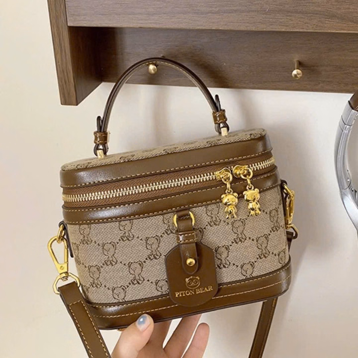 Túi Xách Nữ Túi Cốp Đeo Chéo Xách Tay Dáng Trụ Hoạ Tiết Gấu Tặng Kèm Gấu 58 - Ảnh 8