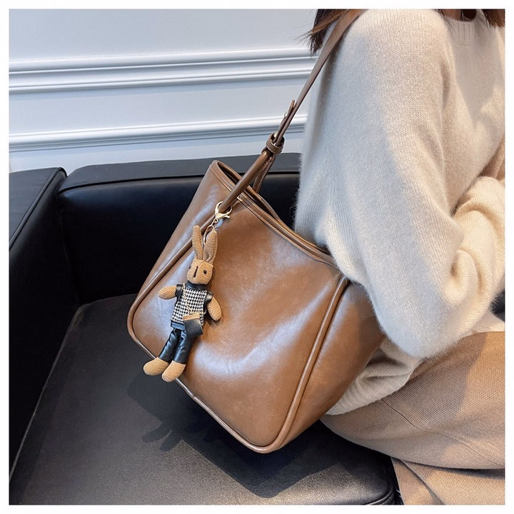 Túi Tote Da Mềm Kèm Móc Gấu, Đi Làm Đi Chơi Đều Chất Wh785 - Winnie House - Ảnh 17