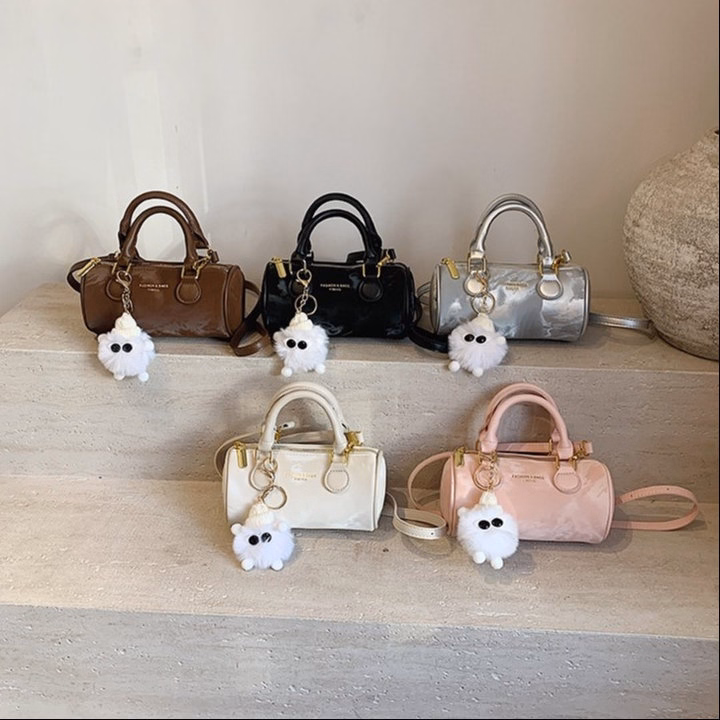 Túi Xách Nữ Vân Bóng Tặng Charm Gấu Siêu Đáng Yêu W720 - Winnie House - Ảnh 6