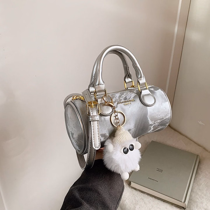 Túi Xách Nữ Vân Bóng Tặng Charm Gấu Siêu Đáng Yêu W720 - Winnie House - Ảnh 5