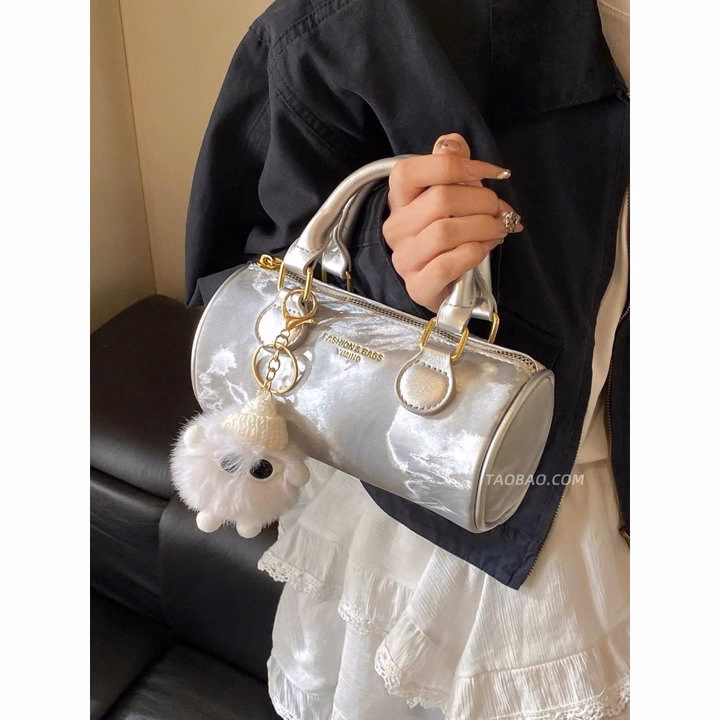 Túi Xách Nữ Vân Bóng Tặng Charm Gấu Siêu Đáng Yêu W720 - Winnie House - Ảnh 10