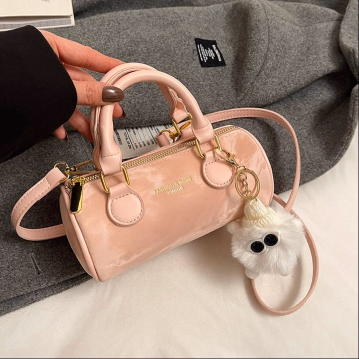 Túi Xách Nữ Vân Bóng Tặng Charm Gấu Siêu Đáng Yêu W720 - Winnie House - Ảnh 8
