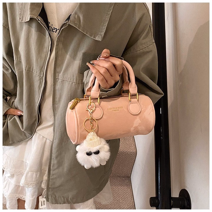 Túi Xách Nữ Vân Bóng Tặng Charm Gấu Siêu Đáng Yêu W720 - Winnie House - Ảnh 4