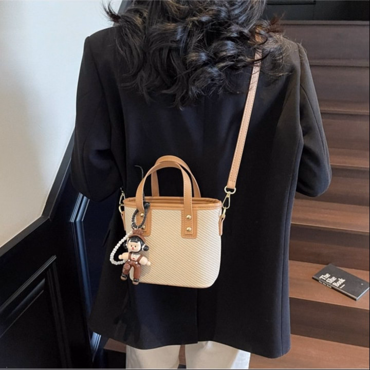 Túi Xách Nữ Vân Chéo Tặng Kèm Charm Gấu Xinh Xắn W713 - Winnie House - Ảnh 5