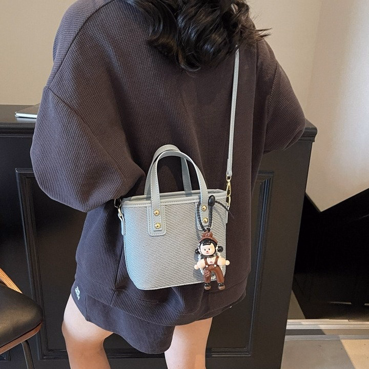 Túi Xách Nữ Vân Chéo Tặng Kèm Charm Gấu Xinh Xắn W713 - Winnie House - Ảnh 7