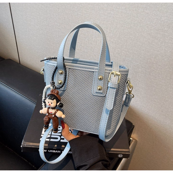 Túi Xách Nữ Vân Chéo Tặng Kèm Charm Gấu Xinh Xắn W713 - Winnie House - Ảnh 11