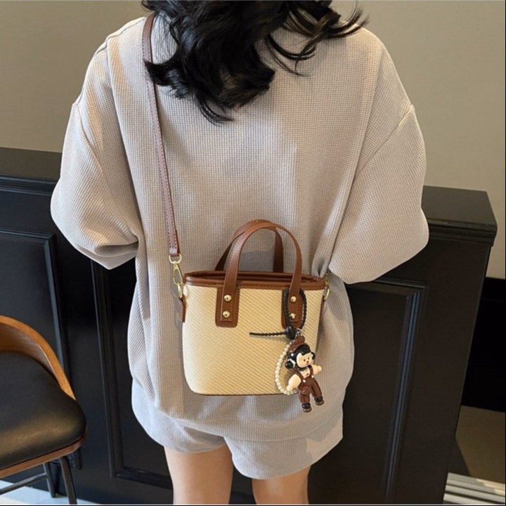 Túi Xách Nữ Vân Chéo Tặng Kèm Charm Gấu Xinh Xắn W713 - Winnie House - Ảnh 6