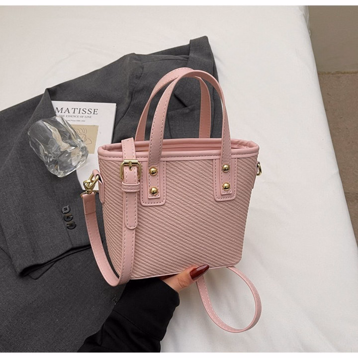 Túi Xách Nữ Vân Chéo Tặng Kèm Charm Gấu Xinh Xắn W713 - Winnie House - Ảnh 8