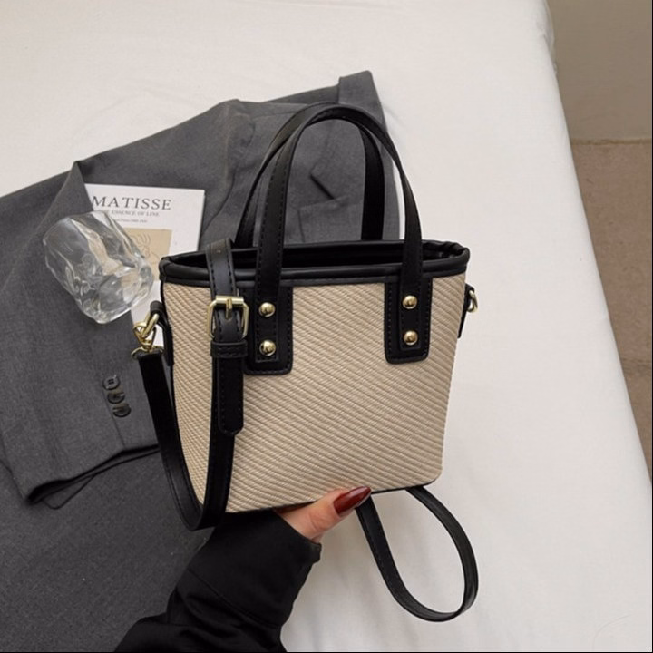 Túi Xách Nữ Vân Chéo Tặng Kèm Charm Gấu Xinh Xắn W713 - Winnie House - Ảnh 4