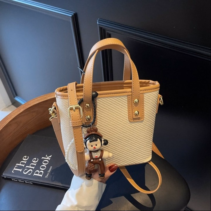 Túi Xách Nữ Vân Chéo Tặng Kèm Charm Gấu Xinh Xắn W713 - Winnie House