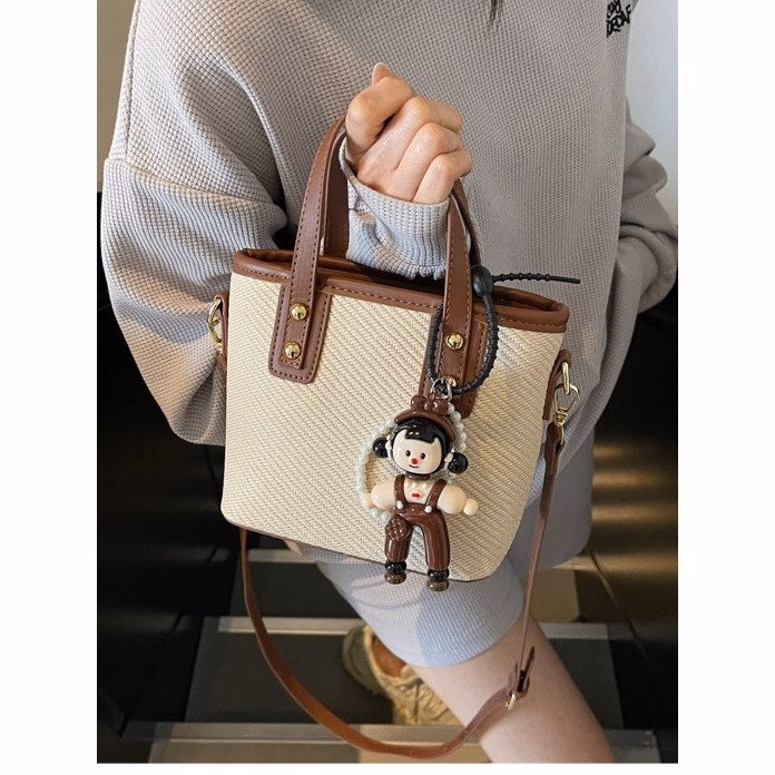 Túi Xách Nữ Vân Chéo Tặng Kèm Charm Gấu Xinh Xắn W713 - Winnie House - Ảnh 12