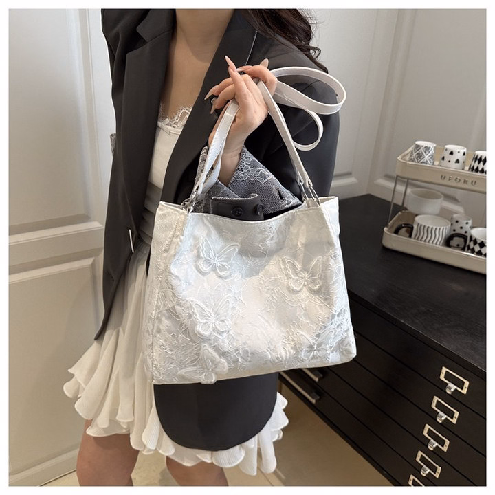 Túi Xách Nữ Họa Tiết Bướm, Nhẹ Nhàng, Duyên Dáng, Dễ Phối Đồ W710 - Winnie House - Ảnh 4