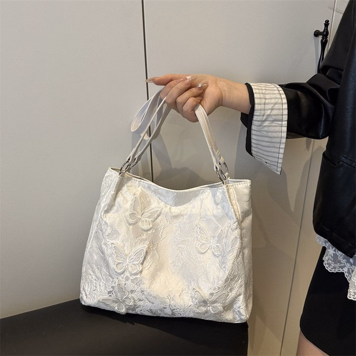 Túi Xách Nữ Họa Tiết Bướm, Nhẹ Nhàng, Duyên Dáng, Dễ Phối Đồ W710 - Winnie House - Ảnh 12