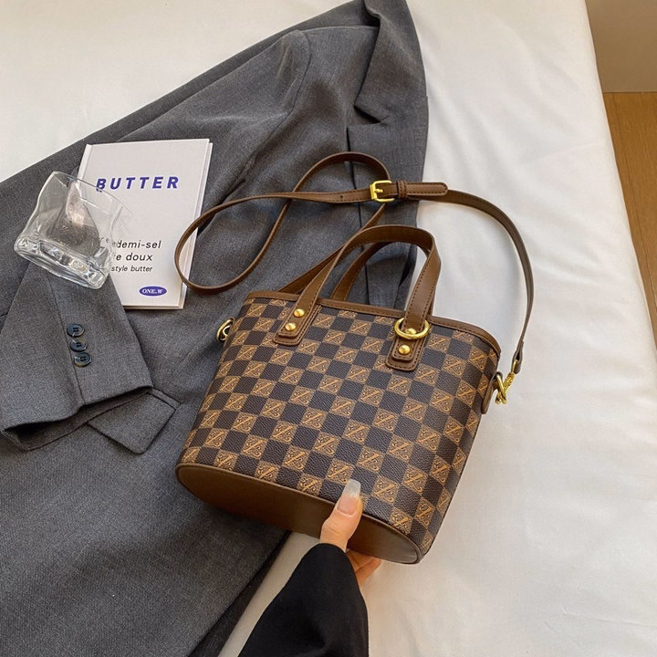 Túi Xách Nữ Kẻ Ô Tặng Thỏ Bông, Phong Cách Cô Nàng Hiện Đại W524 - Winnie House - Ảnh 2