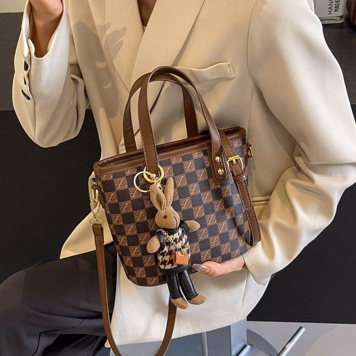 Túi Xách Nữ Kẻ Ô Tặng Thỏ Bông, Phong Cách Cô Nàng Hiện Đại W524 - Winnie House - Ảnh 5