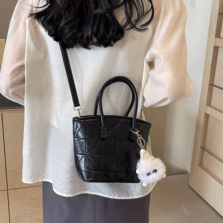 Túi Đeo Chéo Kèm Gấu Bông – Xinh Hết Nấc W568 - Winnie House - Ảnh 3