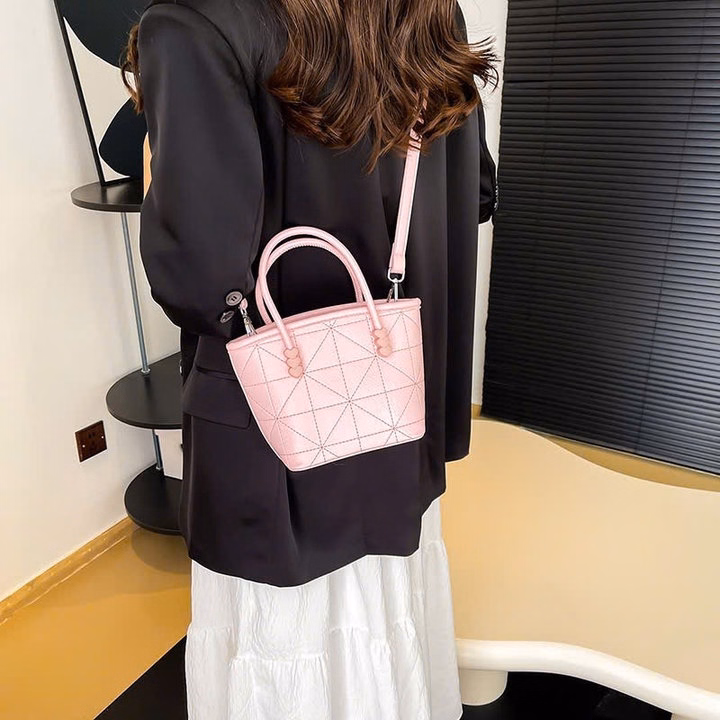 Túi Đeo Chéo Kèm Gấu Bông – Xinh Hết Nấc W568 - Winnie House - Ảnh 9