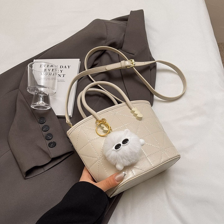 Túi Đeo Chéo Kèm Gấu Bông – Xinh Hết Nấc W568 - Winnie House - Ảnh 10