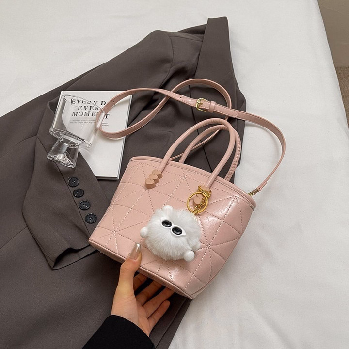 Túi Đeo Chéo Kèm Gấu Bông – Xinh Hết Nấc W568 - Winnie House - Ảnh 4