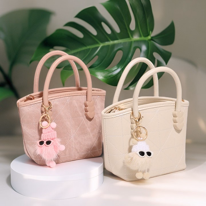 Túi Đeo Chéo Kèm Gấu Bông – Xinh Hết Nấc W568 - Winnie House