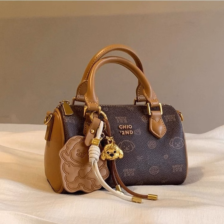 Túi Xách Nữ Da Gấu Dễ Thương Kèm Móc Charm Xinh Xắn W688 - Winnie House - Ảnh 3