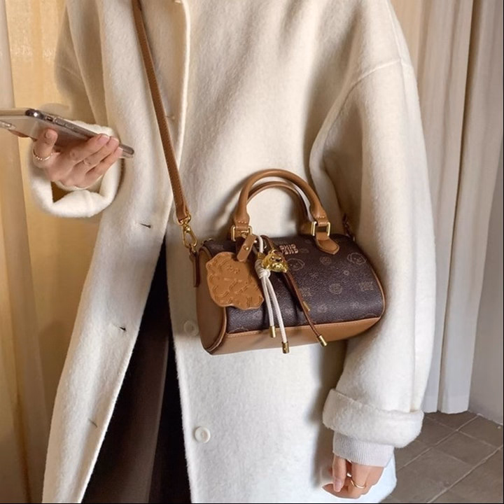 Túi Xách Nữ Da Gấu Dễ Thương Kèm Móc Charm Xinh Xắn W688 - Winnie House - Ảnh 9