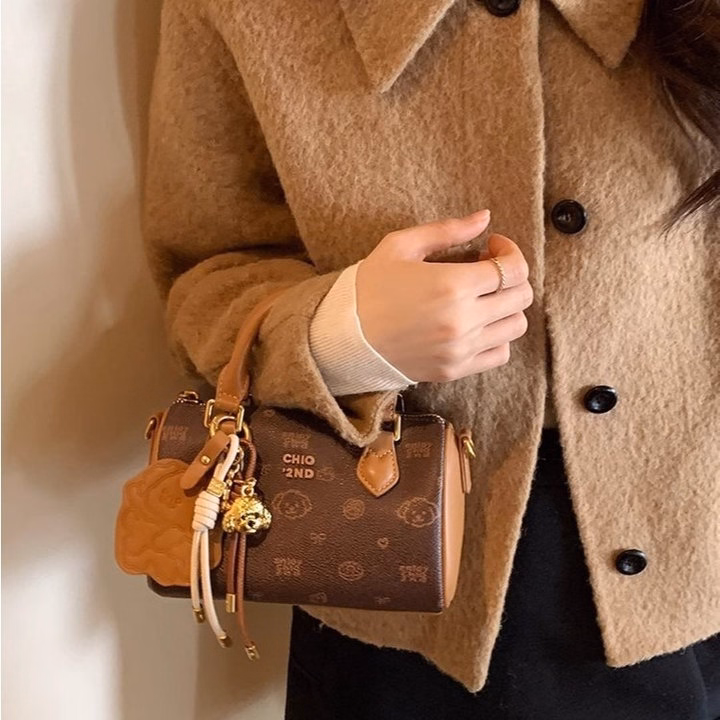 Túi Xách Nữ Da Gấu Dễ Thương Kèm Móc Charm Xinh Xắn W688 - Winnie House - Ảnh 7