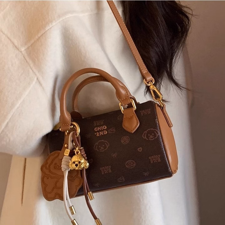 Túi Xách Nữ Da Gấu Dễ Thương Kèm Móc Charm Xinh Xắn W688 - Winnie House - Ảnh 4