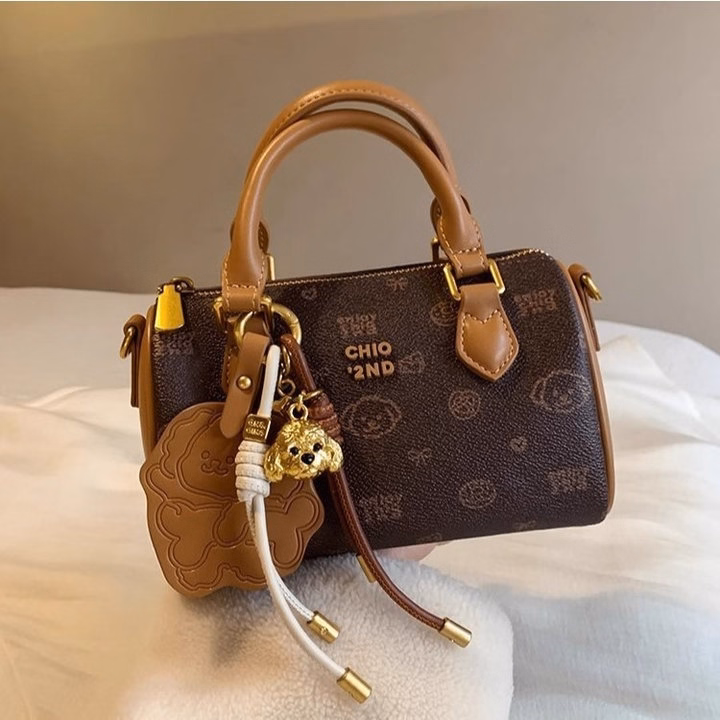 Túi Xách Nữ Da Gấu Dễ Thương Kèm Móc Charm Xinh Xắn W688 - Winnie House - Ảnh 5