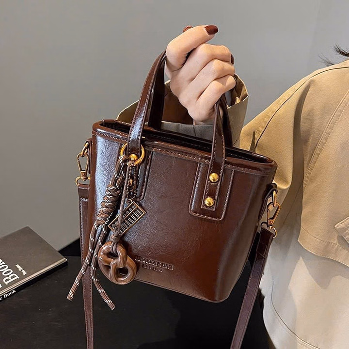 Túi Đeo Chéo Nữ Da Pu Bóng Nhăn Cực Xinh Kèm Phụ Kiện W695 - Winnie House