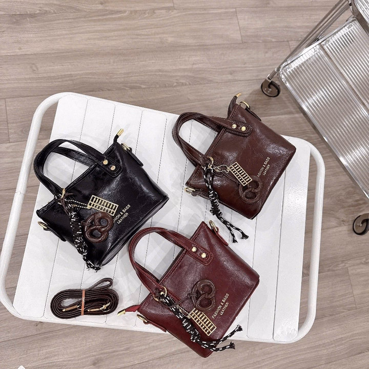 Túi Đeo Chéo Nữ Da Pu Bóng Nhăn Cực Xinh Kèm Phụ Kiện W695 - Winnie House - Ảnh 10
