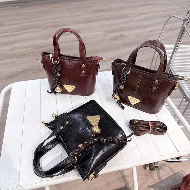 Túi Đeo Chéo Nữ Da Pu Bóng Nhăn Cực Xinh Kèm Phụ Kiện W695 - Winnie House - Ảnh 8