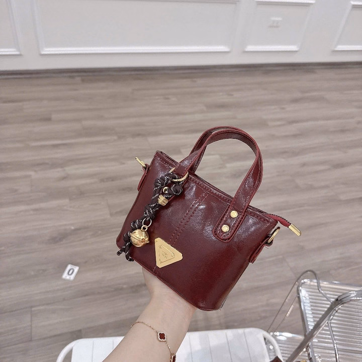 Túi Đeo Chéo Nữ Da Pu Bóng Nhăn Cực Xinh Kèm Phụ Kiện W695 - Winnie House - Ảnh 4