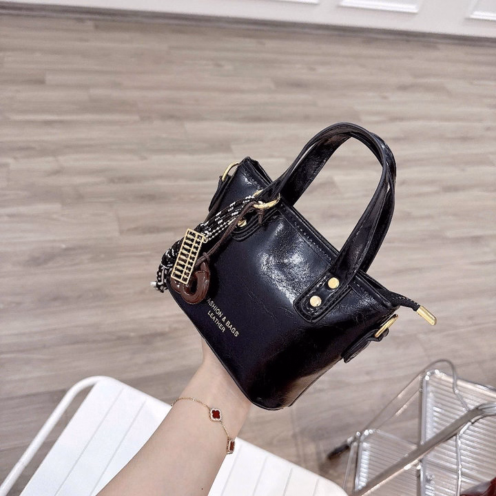 Túi Đeo Chéo Nữ Da Pu Bóng Nhăn Cực Xinh Kèm Phụ Kiện W695 - Winnie House - Ảnh 2