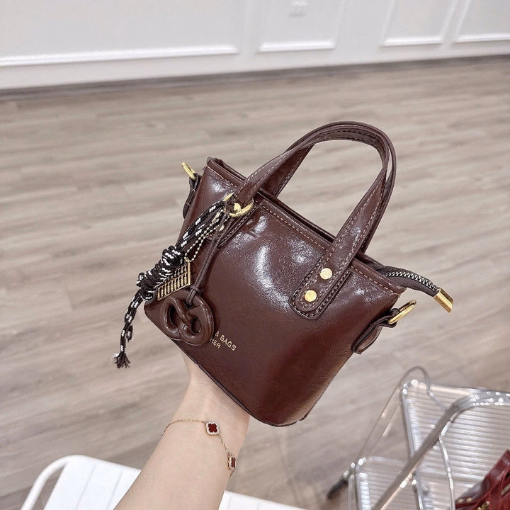 Túi Đeo Chéo Nữ Da Pu Bóng Nhăn Cực Xinh Kèm Phụ Kiện W695 - Winnie House - Ảnh 3