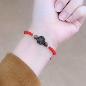 Vòng Tay Hoa Sen Trầm Hương Sánh Tết Chỉ Đỏ May Mắn - Thắng Giang