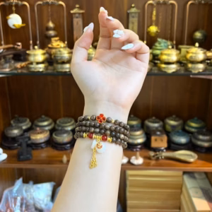 Vòng Tay Trầm Hương Tốc Thiên Nhiên Phối Cỏ Bốn Lá Túi Tiền Đá Phong Thuỷ - Thắng Giang