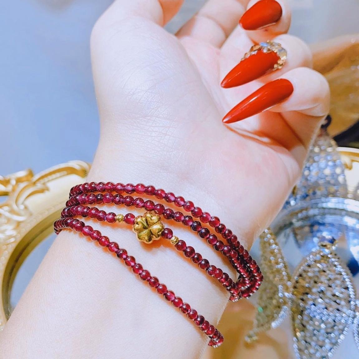 Vòng Tay Ngọc Hồng Lựu Thiên Nhiên Phối Charm Cỏ Bốn Lá Vàng Tây 10 Kara - Thắng Giang