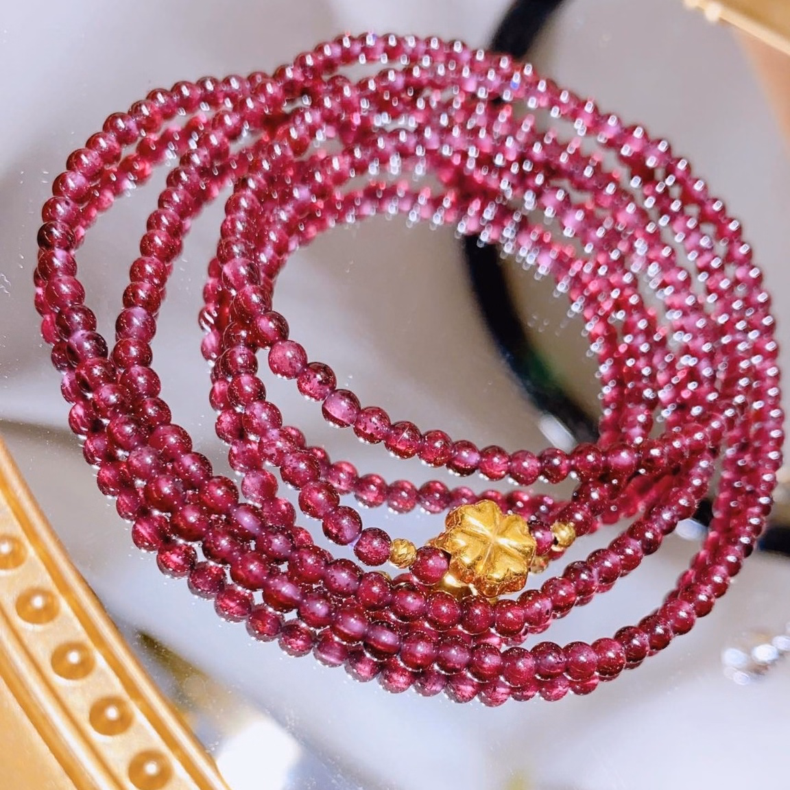 Vòng Tay Ngọc Hồng Lựu Thiên Nhiên Phối Charm Cỏ Bốn Lá Vàng Tây 10 Kara - Thắng Giang - Ảnh 3