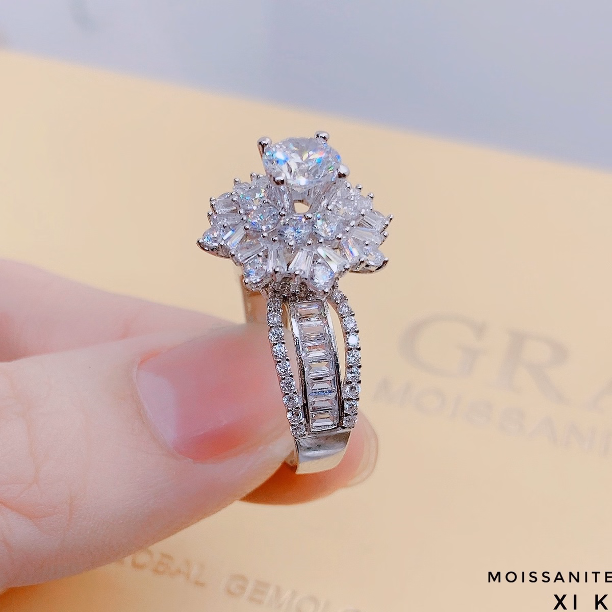 Nhẫn Hoa Bạc Ý Xi Bạch Kim Gắn Kim Cương Moissanite Tặng Kèm Kiểm Định Quốc Tế - Thắng Giang - Ảnh 3