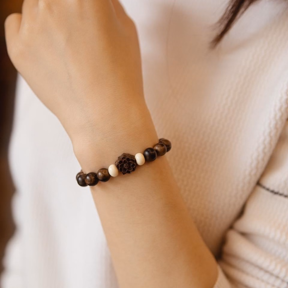 Vòng Tay Trầm Hương Tốc Phối Sen Và Hạt Xương Mỹ Nghệ - Thắng Giang