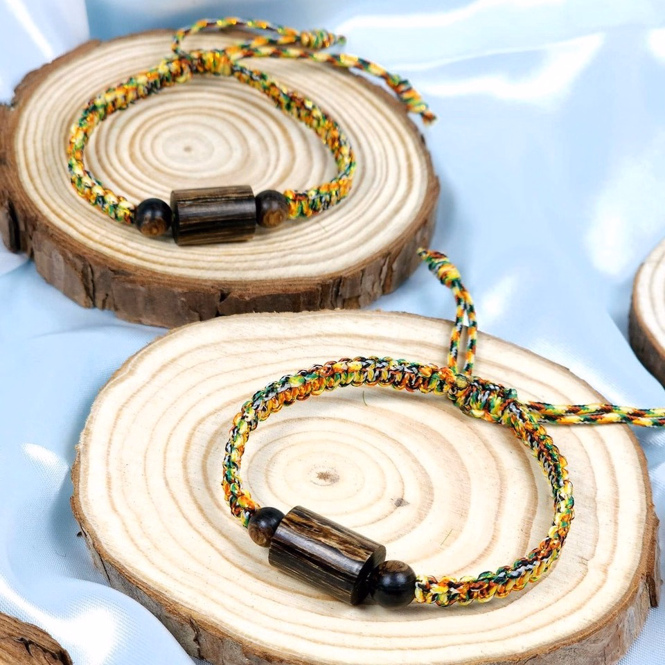 Vòng Tay Lu Thống Trầm Hương Sánh Tết Chỉ Ngũ Sắc May Mắn - Thắng Giang