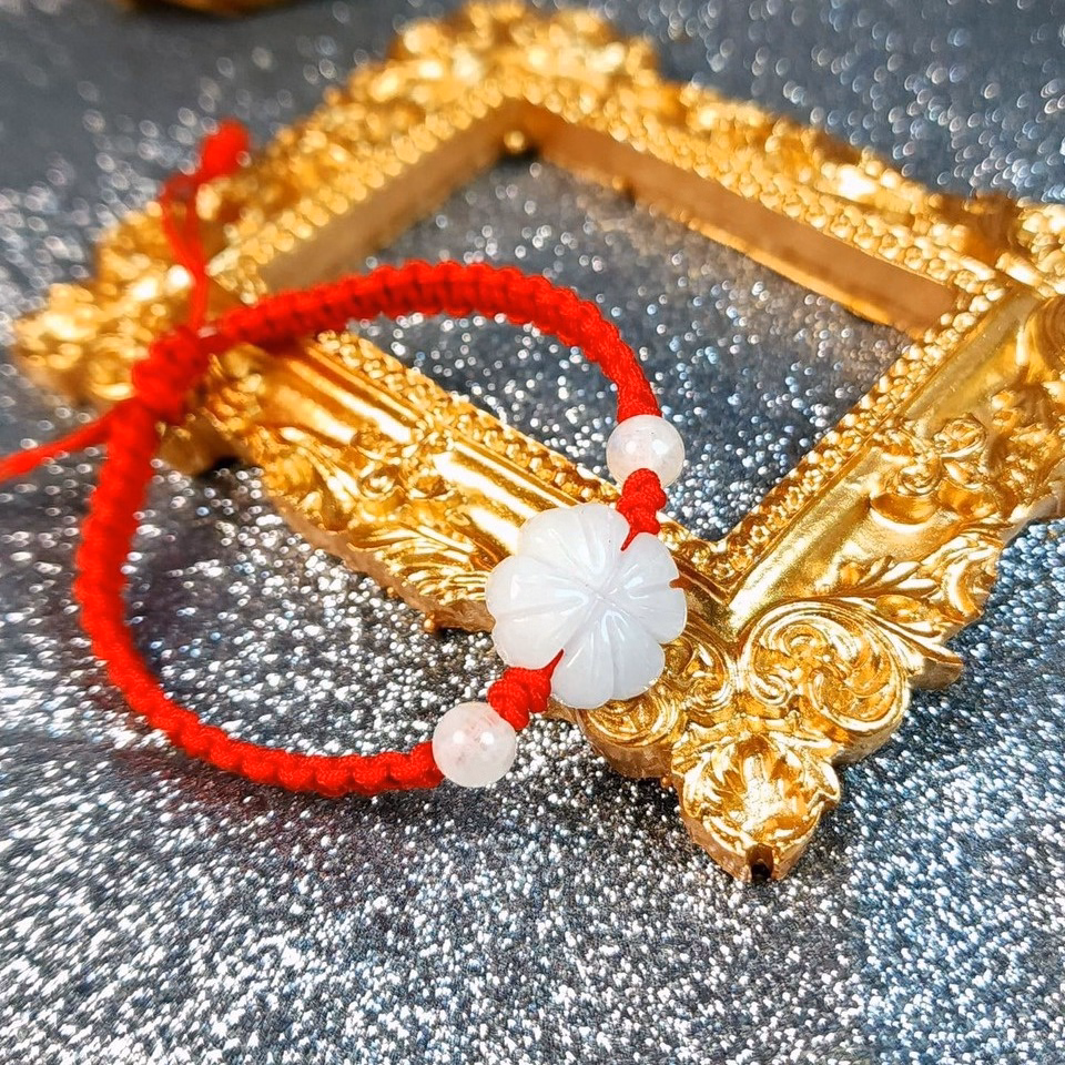 Vòng Tay Cỏ Bốn Lá Ngọc Cẩm Thạch Trắng Tết Chỉ Đỏ - Thắng Giang