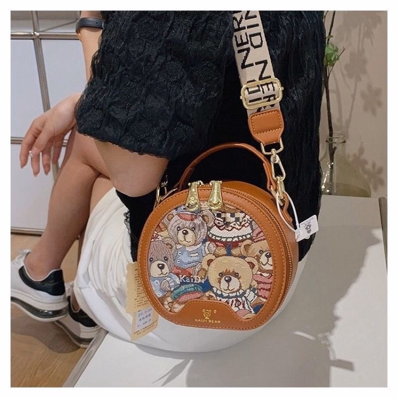 Túi Xách Nữ Cốp Tròn Họa Tiết Gấu Dây Bản To Kt04 - Jinbbq - Ảnh 7